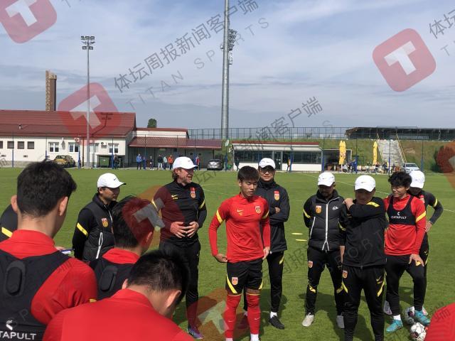 何小珂在5月1日训练开始之前与全体队友正式见面.jpg